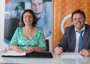 El convenio fue formalizado en la sede de la Cooperativa en Silla por Pedro Hernández, director de Personal de Consum, y Virginia Carcedo, secretaria general de Fundación ONCE