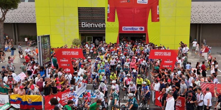 Carrefour hace historia en el ciclismo al acoger la primera salida desde un hipermercado en La Vuelta
