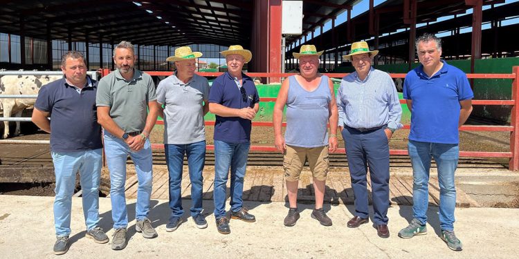 El presidente nacional de Asaja , Pedro Barato, junto con el presidente regional, Donaciano Dujo, y el responsable provincial de Asaja Palencia, José Luis Marcos, visitaron la explotación ganadera de los Hermanos Fernández Martínez.