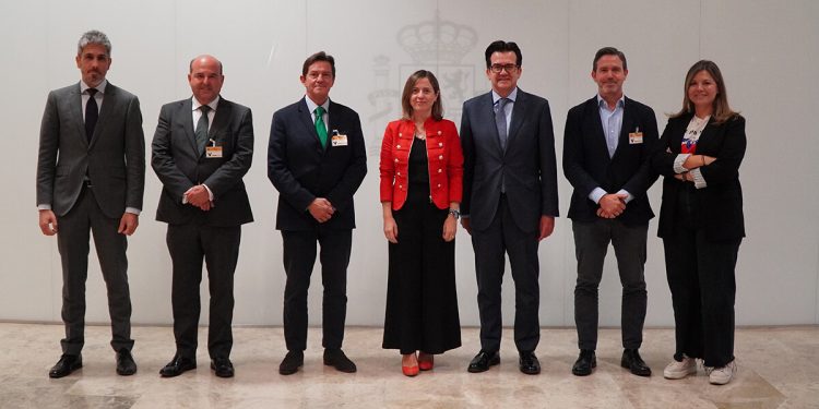 La secretaria de Estado de Comercio aborda con representantes del comercio minorista los retos del sector