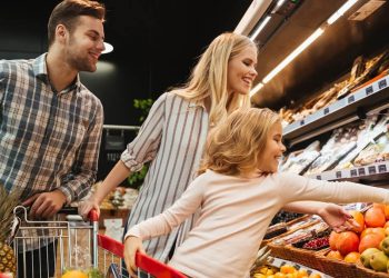 Familia compra supermercado