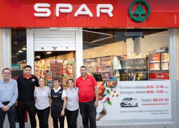 El equipo de SPAR Costa Ayala hoy durante la apertura de la tienda