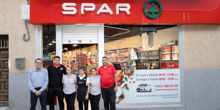 El equipo de SPAR Costa Ayala hoy durante la apertura de la tienda
