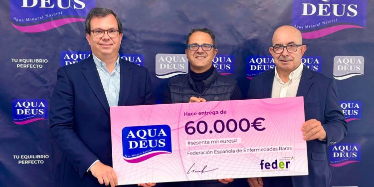 Adrián Perez, director general de Aquadeus, Juan Carrión, presidente de FEDER, y Julián Garre, director comercial de Aquadeus