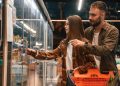 El consumidor español visita tres tiendas antes de decidir su compra. Fuente: Gelt