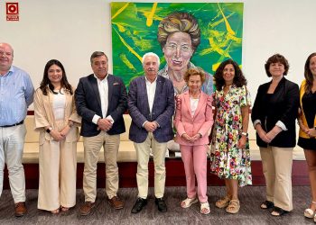 En el centro, María Teresa Rodríguez, presidenta de honor de Galletas Gullón, y Lourdes Gullón, presidenta de Galletas Gullón, tras la firma del acuerdo para la inserción laboral de personas con discapacidad con la Asociación Amica. Fuente: Galletas Gullón.