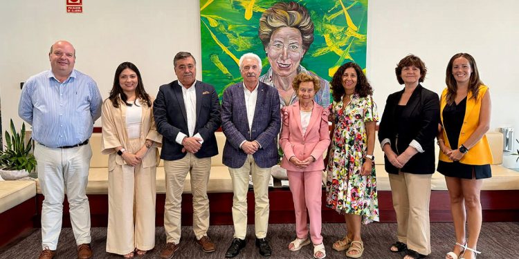 En el centro, María Teresa Rodríguez, presidenta de honor de Galletas Gullón, y Lourdes Gullón, presidenta de Galletas Gullón, tras la firma del acuerdo para la inserción laboral de personas con discapacidad con la Asociación Amica. Fuente: Galletas Gullón.