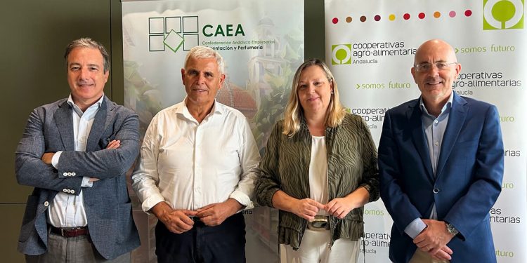De izquierda a derecha: Jaime Martínez-Conradi, director general de Cooperativas Agro-alimentarias de Andalucía; Fulgencio Torres, presidente de Cooperativas Agro-alimentarias de Andalucía; Virginia González Lucena, presidenta de CAEA; Álvaro González Zafra, director general de CAEA. Fuente: CAEA