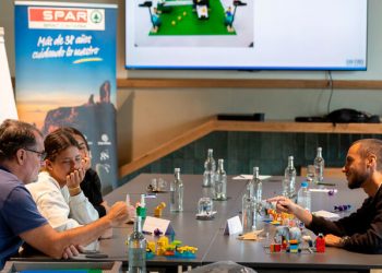 Becados de SPAR Gran Canaria en el taller de Lego Serious Play. Fuente: Spar Gran Canaria