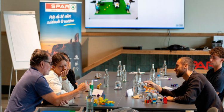 Becados de SPAR Gran Canaria en el taller de Lego Serious Play. Fuente: Spar Gran Canaria