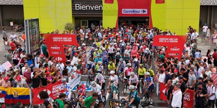 Salida del pelotón del interior de un Carrefour. Fuente: Carrefour