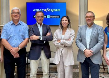 De izquierda a derecha: Esther de la Fuente, key account manager de amec alimentec, aefemac, afespan; Carlos Sebastià, presidente de Afespan; J.Antonio Valls, director general de Alimentaria Exhibitions; Céline Perez, directora de Hostelco; Joan Tristany, director general de amec y Elisabet Tomas, project manager de Hostelco. Fuente: Alimentaria + Hostelco.