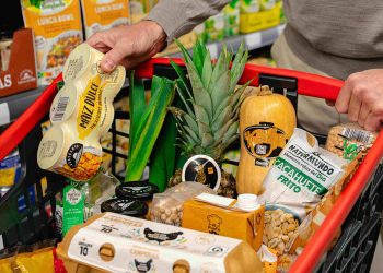 El 77% de los consumidores compra productos en oferta para reducir su gasto en la cesta de la compra. Fuente: Dia.