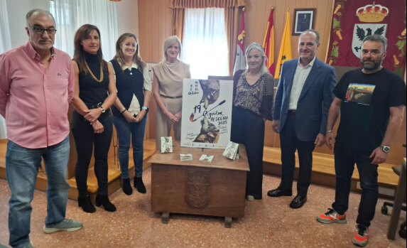 De izq. a der.: Jorge Sanz, técnico de cultura del Ayuntamiento de Aguilar de Campoo; Soraya Isase, técnico de cultura del Ayuntamiento de Aguilar de Campoo; Sheila Palomo, responsable de Gestión Ética y Responsable de Galletas Gullón; Magaly Corada; concejala de Bienestar Social del Ayuntamiento de Aguilar de Campoo; María José Ortega, alcaldesa de Aguilar de Campoo; David Casañ, director Corporativo de Galletas Gullón, y Fernando Salamanca de Joyerías Salamanca. Fuente: Galletas Gullon.
