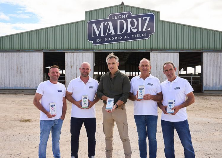 Las familias ganaderas de Leche Madriz con Carlos Novillo. Fuente: Leche Madriz.