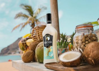El licor de coco brasileño Mangaroca Batida de Côco renueva su imagen. Fuente: Mangaroca.