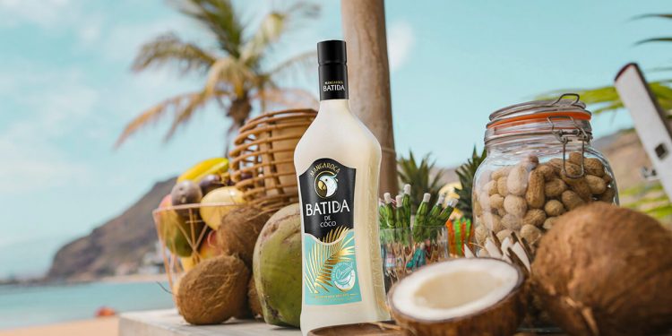 El licor de coco brasileño Mangaroca Batida de Côco renueva su imagen. Fuente: Mangaroca.