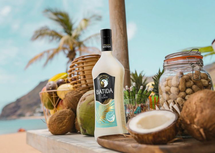 El licor de coco brasileño Mangaroca Batida de Côco renueva su imagen. Fuente: Mangaroca.