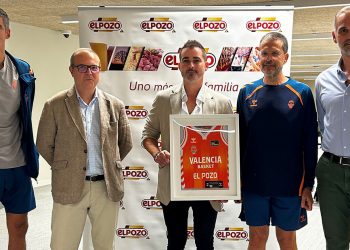 (de izquierda a derecha): Rubén Burgos, entrenador del equipo femenino; José Ángel Cerón, director de Comunicación de El Pozo Alimentación; Pablo Olivares, director de Marketing de El Pozo Alimentación; Pedro Martínez, entrenador del equipo masculino; y Víctor Luengo, director de Relaciones Externas del Valencia Basket. Fuente: El Pozo Alimentacion.