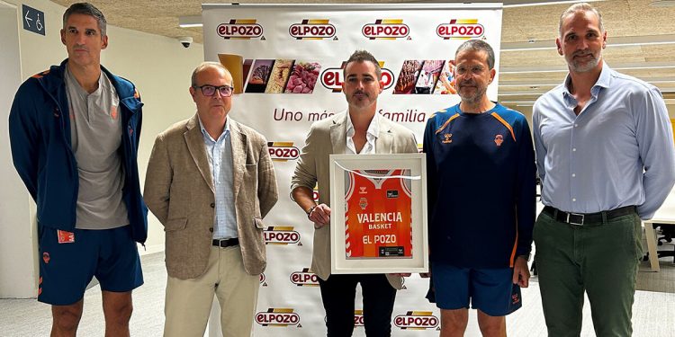 (de izquierda a derecha): Rubén Burgos, entrenador del equipo femenino; José Ángel Cerón, director de Comunicación de El Pozo Alimentación; Pablo Olivares, director de Marketing de El Pozo Alimentación; Pedro Martínez, entrenador del equipo masculino; y Víctor Luengo, director de Relaciones Externas del Valencia Basket. Fuente: El Pozo Alimentacion.