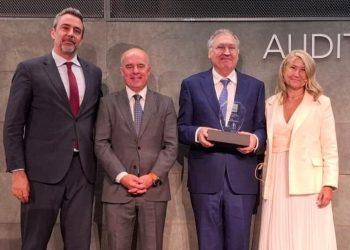 Juan Miguel Martínez Gabaldón, consejero delegado y director general de Galletas Gullón, recibe el XIV Premio Internacional al Mejor Modelo de Negocio 2025. Fuente: Galletas Gullón.