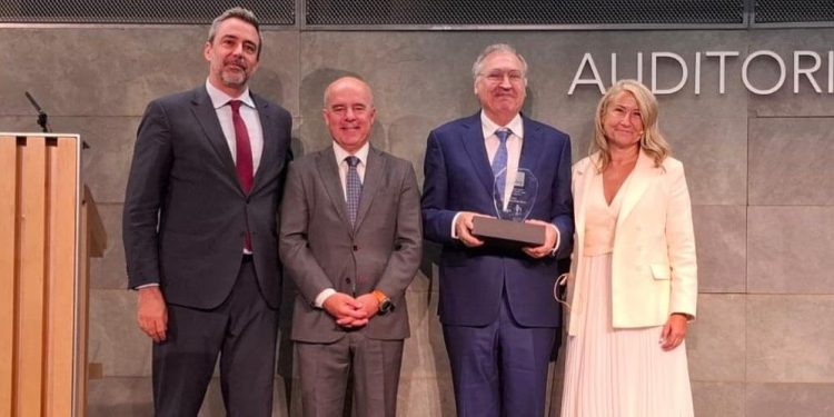 Juan Miguel Martínez Gabaldón, consejero delegado y director general de Galletas Gullón, recibe el XIV Premio Internacional al Mejor Modelo de Negocio 2025. Fuente: Galletas Gullón.