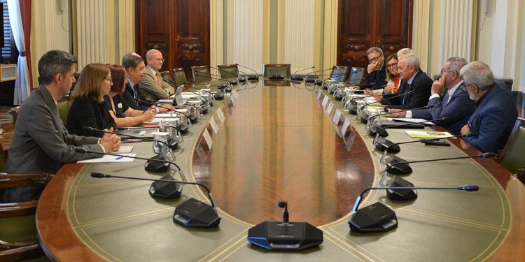 El Ministerio de Agricultura y Cooperativas Agro-alimentarias analizan las estratégicas del sector. Fuente: Ministerio de Agricultura.