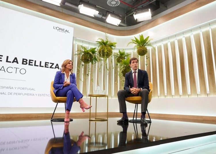 Val Díez, Directora General de Stanpa y Javier López Zafra, Secretario del Consejo y Director Legal y de Relaciones Institucionales de L'Oréal España y Portugal.