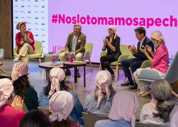 Carrefour España y Ausonia ponen en marcha una vez más la #MareaROSA. Fuente: Carrefour España.