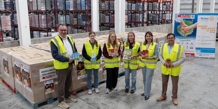 Entrega mercancía Desayunos Solidarios a Cáritas en instalaciones de Spar Gran Canaria. Fuente: Spar Gran Canaria.