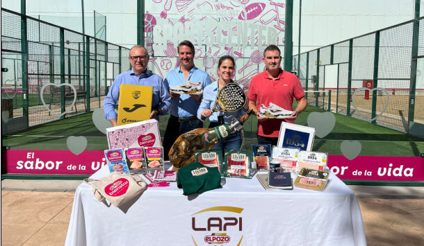 Foto (de izquierda a derecha): José Ángel Cerón, director de Comunicación de El Pozo Alimentación; Borja Alcalde, director de Padel&Padel; Beatriz García, brand manager de ElPozo Bienstar; y Pablo Olivares, director de Marketing de El Pozo Alimentación. Fuente: El Pozo Alimentación.