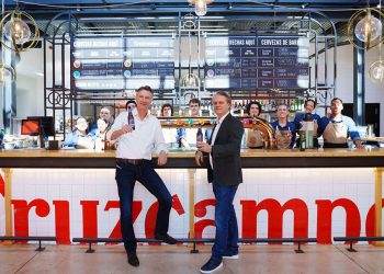 Heineken España -Dolf van den Brink - CEO y presidente del Consejo de Administración de HEINEKEN NV y Etienne Strijp presidente ejecutivo de HEINEKEN España con alumnos de Fundación Cruzcampo. Fuente: Heineken.