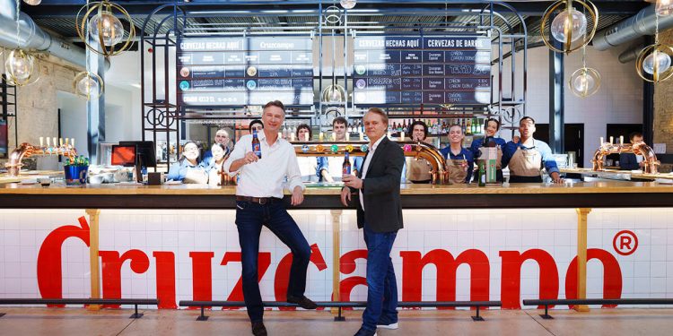 Heineken España -Dolf van den Brink - CEO y presidente del Consejo de Administración de HEINEKEN NV y Etienne Strijp presidente ejecutivo de HEINEKEN España con alumnos de Fundación Cruzcampo. Fuente: Heineken.