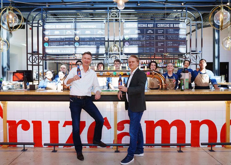 Heineken España -Dolf van den Brink - CEO y presidente del Consejo de Administración de HEINEKEN NV y Etienne Strijp presidente ejecutivo de HEINEKEN España con alumnos de Fundación Cruzcampo. Fuente: Heineken.