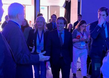 La presidenta de La Distribución, Matilde García Duarte, y José Luis Martínez-Almeida, alcalde de Madrid. Fuente: Financial Food