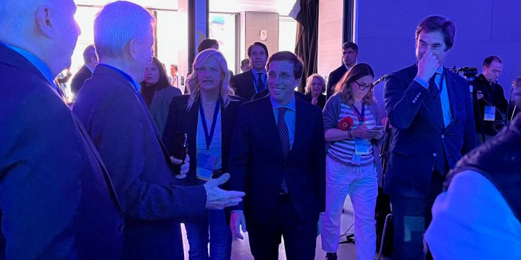 La presidenta de La Distribución, Matilde García Duarte, y José Luis Martínez-Almeida, alcalde de Madrid. Fuente: Financial Food