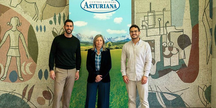 Pié de foto de izquierda a derecha: Ruben Hidalgo, Director de innovación y emprendimiento del Grupo Central Lechera Asturiana, Estefania Iglesias, Directora de Sostenibilidad Integral del Grupo Central Lechera Asturiana y Alejandro Vergara, Fundador de ODOS. Fuente: Central Lechera Asturiana.