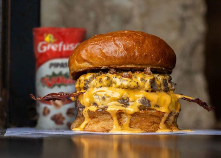 Hundred y Grefusa crean la primera burger hecha con Pipas Tijuana. Fuente: Grefusa.