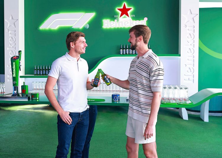 Max Verstappen and Brandon Burgess. Fuente: Heineken.