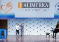 El director de la Fundación Alimerka, Antonio Blanco, recibe el reconocimiento de la mano de Josefa Cañadas. Fuente: Alimerka.