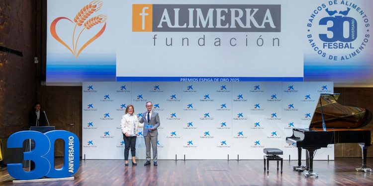 El director de la Fundación Alimerka, Antonio Blanco, recibe el reconocimiento de la mano de Josefa Cañadas. Fuente: Alimerka.