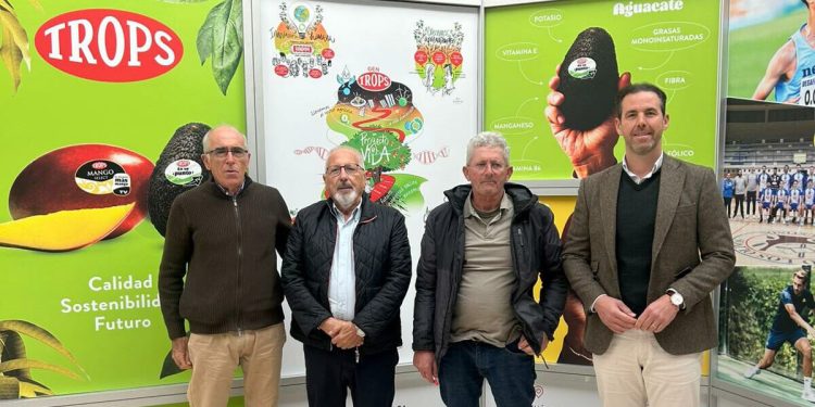 De izquierda a derecha, Francisco Plaza, secretario de Micoma; José Linares, presidente de Trops; José Francisco Valenzuela, presidente de Micoma, y Víctor Luque, director general de Trops. Fuente: Trops.
