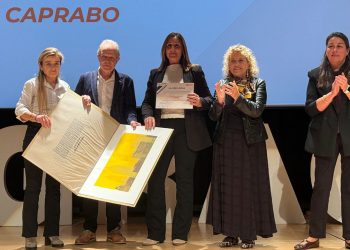 Verónica Vinagre, del Área de Personas de Caprabo, con el reconocimiento de Cruz Roja de Cataluña. Fuente: Caprabo.