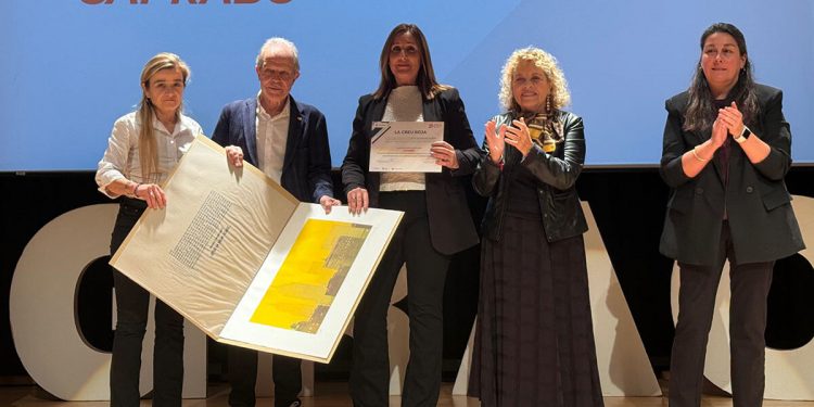 Verónica Vinagre, del Área de Personas de Caprabo, con el reconocimiento de Cruz Roja de Cataluña. Fuente: Caprabo.