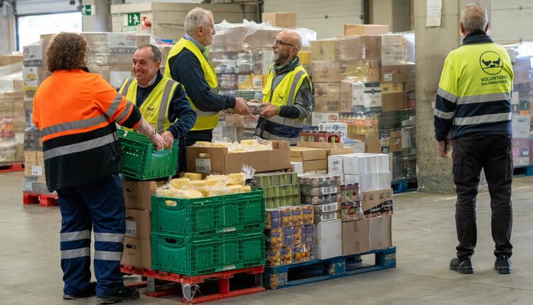 Voluntarios del Banco de Alimentos de Asturias en el almacén central de Alimerka recogiendo productos. Fuente: Alimerka.