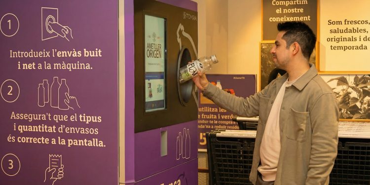 Ametller Origen promueve la economía circular con una máquina de recogida de envases reutilizables. Fuente: Ametller Origen.