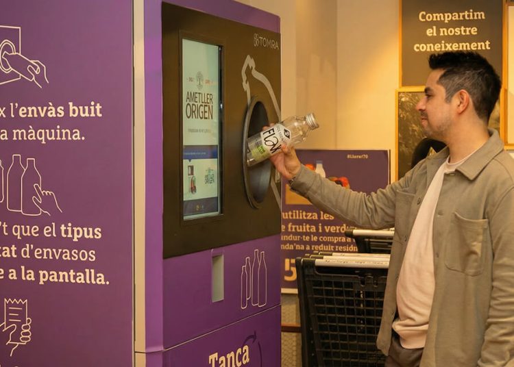 Ametller Origen promueve la economía circular con una máquina de recogida de envases reutilizables. Fuente: Ametller Origen.