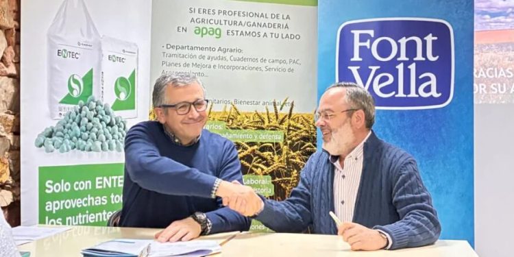 Firma del convenio entre Font Vella y APAG. Fuente: Asaja.