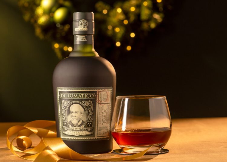 Diplomático lanza una edición Reserva Exclusiva para esta Navidad. Fuente: Ron Diplomático.