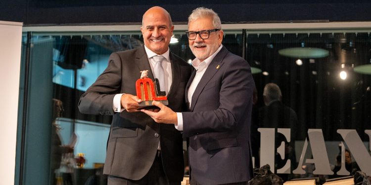 El director de Operaciones de ElPozo Alimentación, Juan Pedro Florido, recibe el premio PronosPorc de manos de Félix Larrosa, alcalde de Lleida y presidente de Mercolleida. Fuente: ElPozo Alimentación.